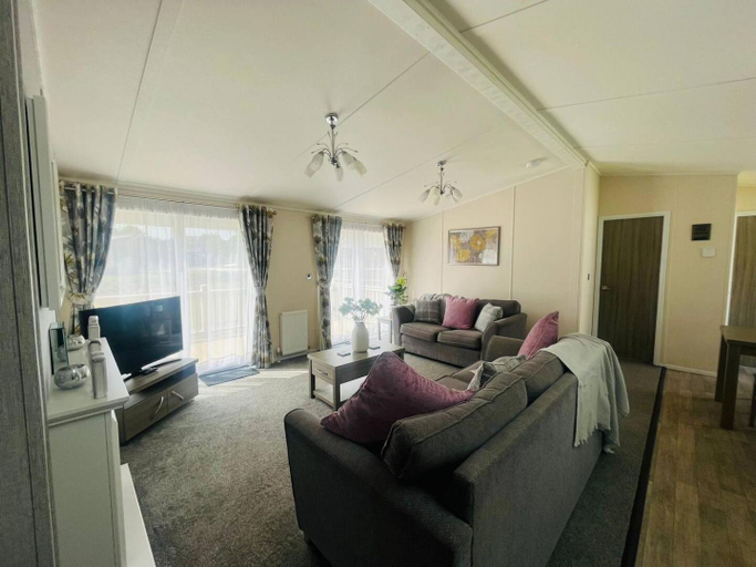 Others 2, Waterside Retreat With Hot Tub, East Riding of Yorkshire