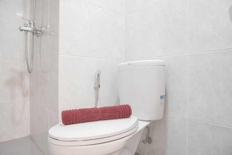 Bathroom 2, Comfort And Warm 2Br At Parkland Avenue Apartment, Tangerang Selatan