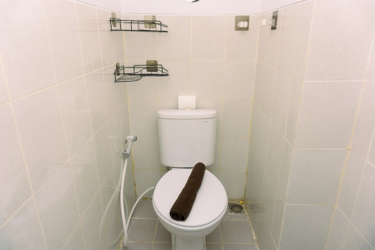 Bathroom 3, Cozy Studio At Urbantown Serpong Apartment, Tangerang Selatan