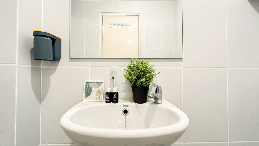 Bathroom 5, Studio Basic Apartment at Tokyo Riverside PIK 2 By Travelio, Tangerang
