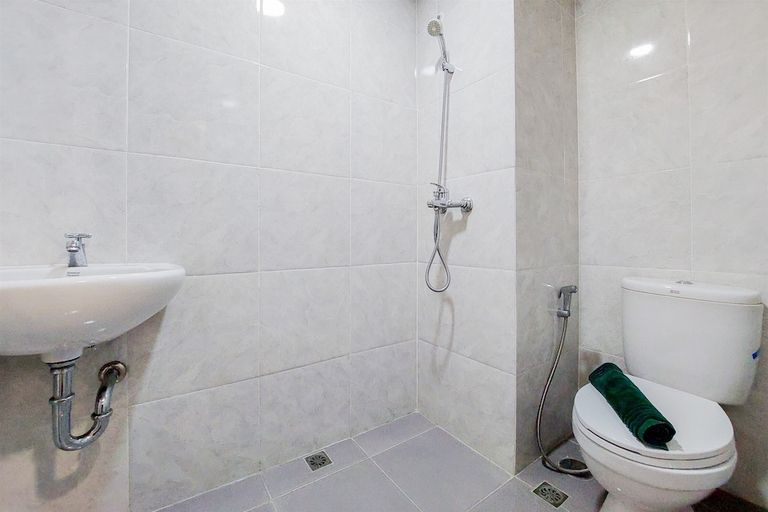 Bathroom 2, Cozy Living Studio Apartment Parkland Avenue Bsd, South Tangerang