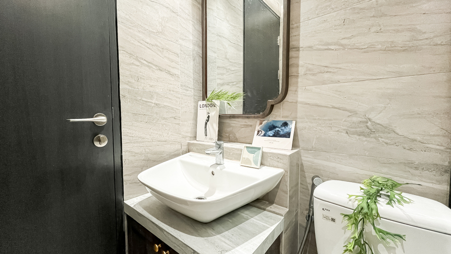 Bathroom 5, Stylish and Modern 2BR at Apartment Collins Boulevard By Travelio, Tangerang