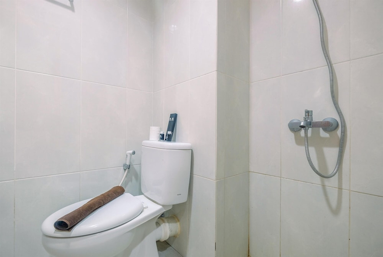 Bathroom 5, Comfort 1BR Apartment at Evenciio Margonda By Travelio, Depok
