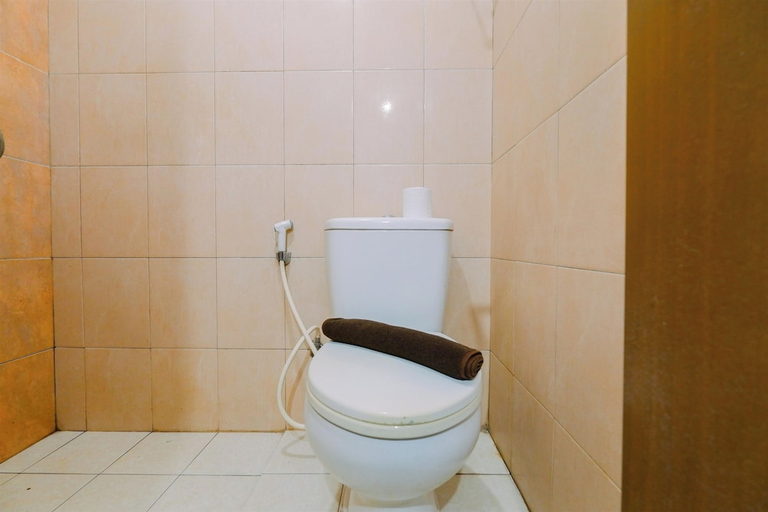 Bathroom 3, Homey And Best Deal Studio Apartment Margonda Residence 2, Depok
