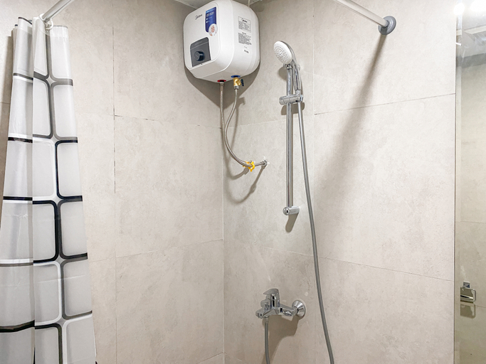 Bathroom 5, Studio with Direct Access Mall at Pollux Chadstone Apartment By Travelio, Cikarang