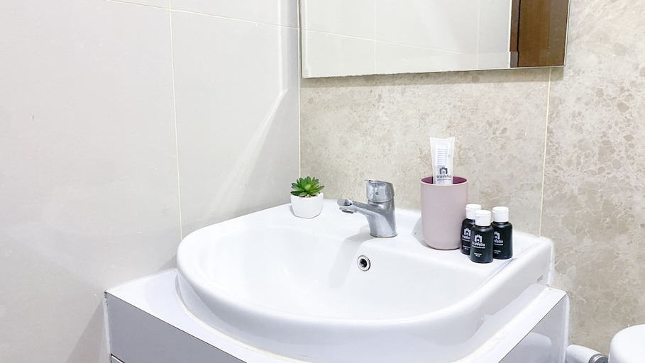 Bathroom 2, Nice And Simply Look Studio Transpark Cibubur Apartment, Depok