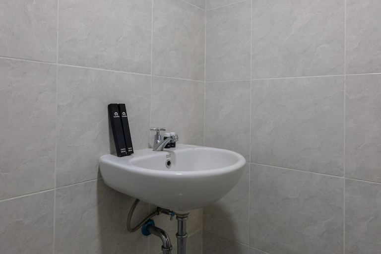 Bathroom 3, Modern and Comfy Studio Parkland Avenue Apartment, Tangerang Selatan