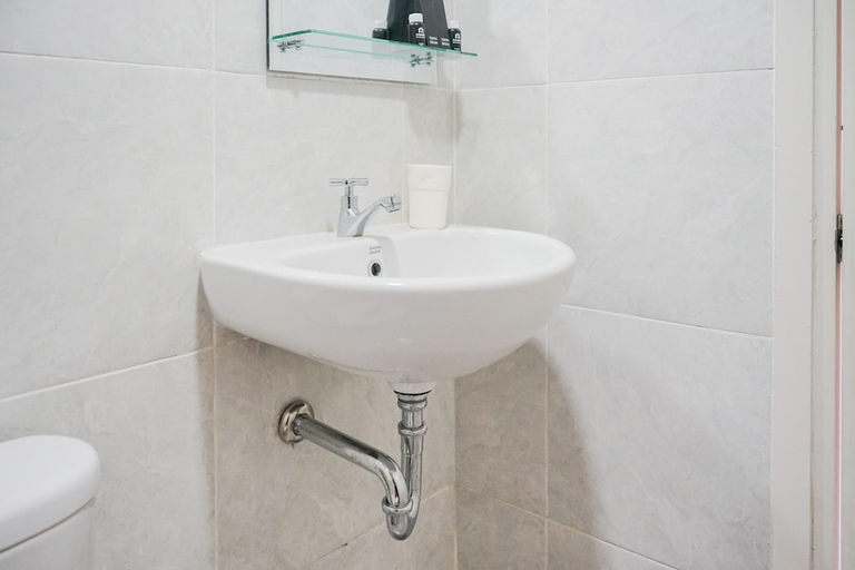 Bathroom 2, Comfortable Parkland Avenue 2Br Apartment, Tangerang Selatan