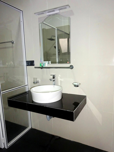 Bathroom 1, Athkandura Hotel, Palugaswewa