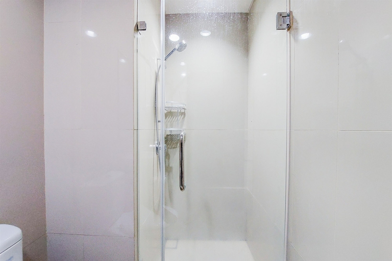 Bathroom 2, Comfort Stay 2Br At M-Town Signature Apartment, Tangerang