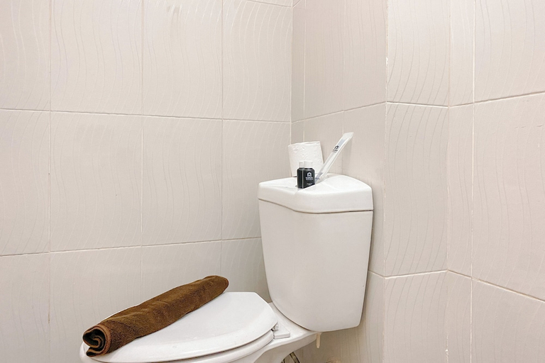 Bathroom 2, Modern Look 1Br At Cibubur Village Apartment, Jakarta Timur