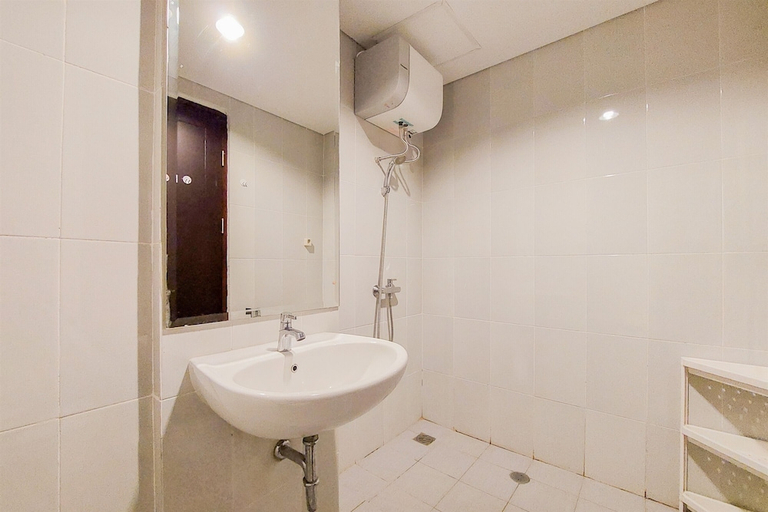 Bathroom 3, Warm And Simply 1Br At 7Th Floor Casa De Parco Apartment, South Tangerang