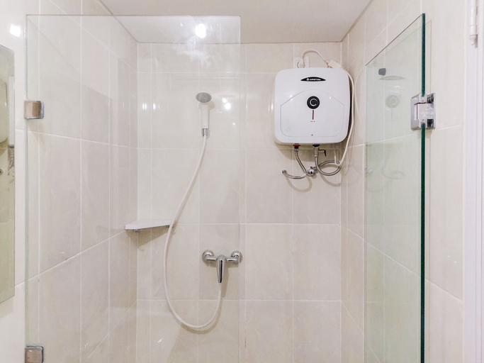 Bathroom 4, Comfort Studio Apartment at M-Town Residence Serpong By Travelio, Tangerang