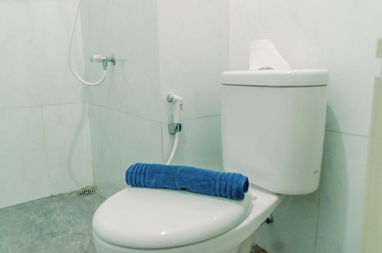 Bathroom 2, Comfort And Serene 2Br At Urban Heights Apartment, Tangerang Selatan