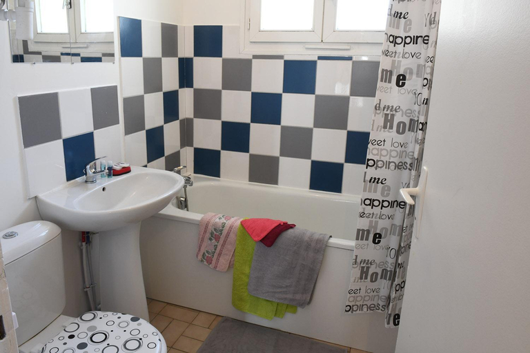 Bathroom, La Belle Onde, Seine-Maritime