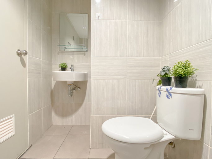 Bathroom 5, Modern Compact Studio Apartment at Vasanta Innopark By Travelio, Cikarang