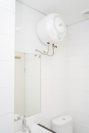 Bathroom 2, Strategic Studio Apartment at Tuscany Residence, South Tangerang