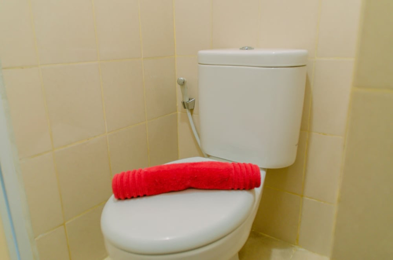 Bathroom 4, Nice and Cozy Studio at Serpong Green View Apartment, South Tangerang