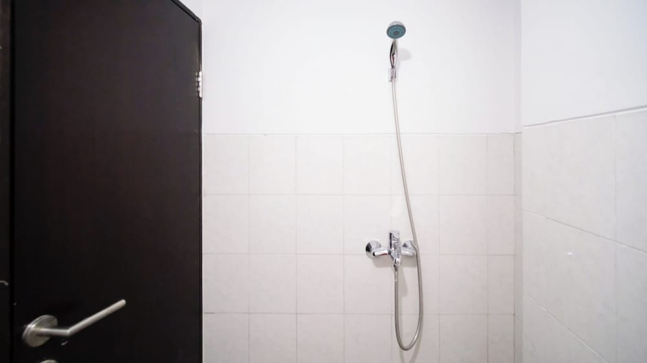 Bathroom 5, Homey 2Br Apartment At Suncity Residence, Sidoarjo