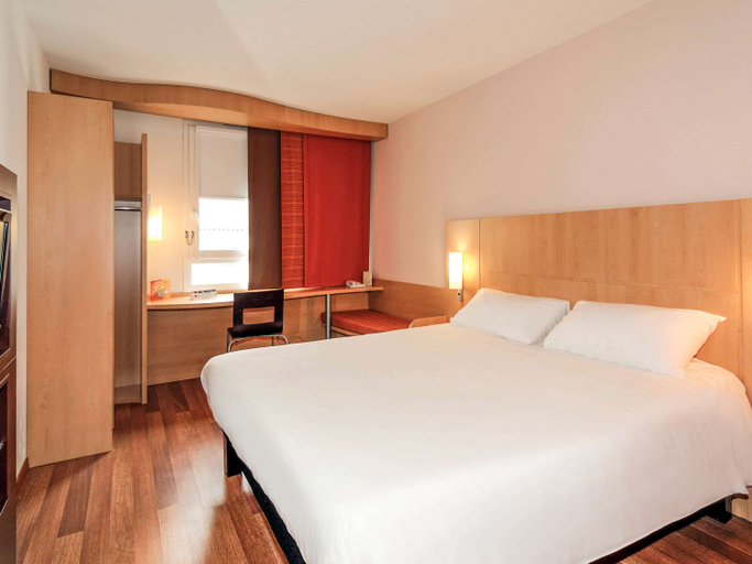 Bedroom 3, ibis Rochefort, Charente-Maritime