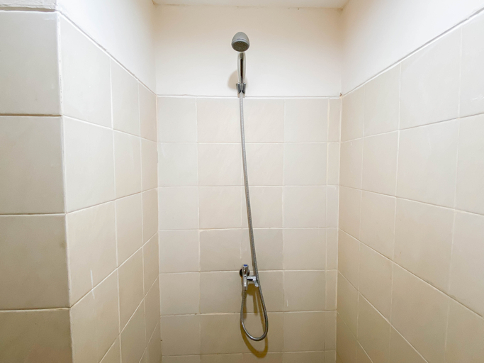 Bathroom 5, Basic Style Studio at Apartment Belmont Residence Puri By Travelio, West Jakarta