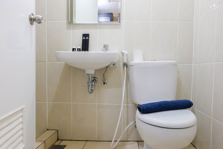 Bathroom 3, Luxury and Cozy Studio M-Town Apartment, Tangerang