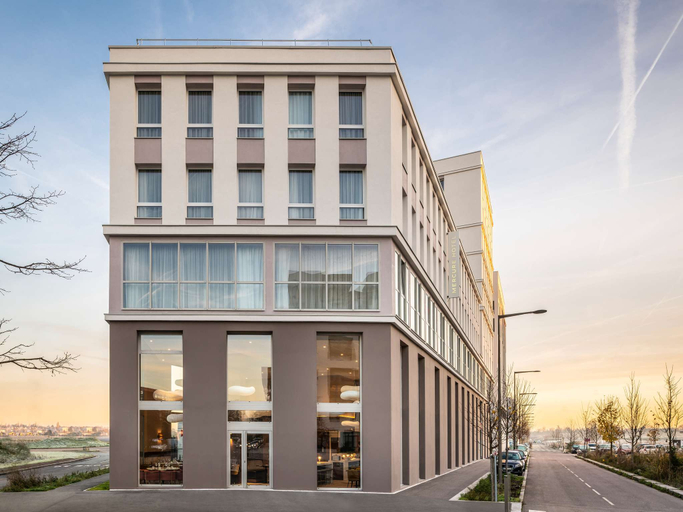 Exterior & Views