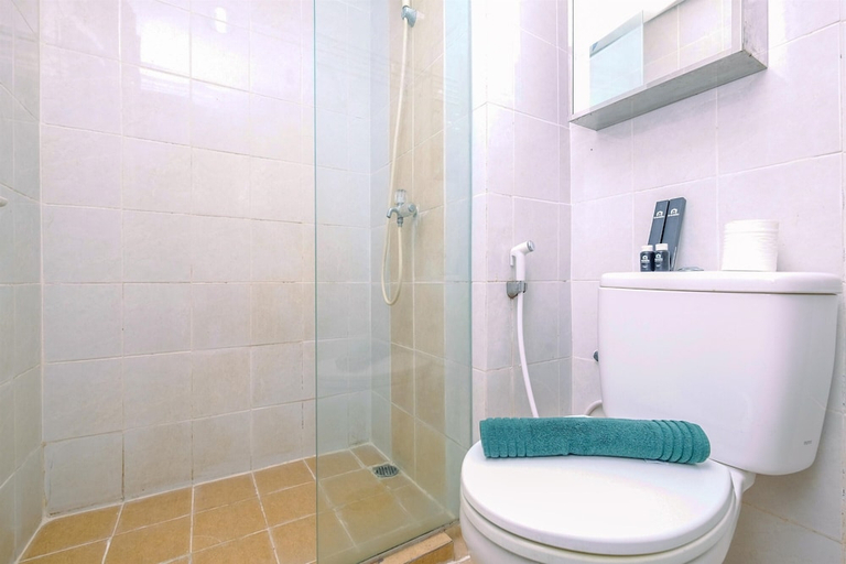 Bathroom 2, Fully Furnished And Comfy Studio At Taman Melati Margonda Apartment, Depok