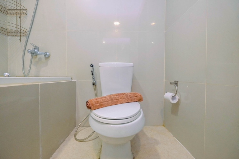 Bathroom 2, Comfy and Minimalist 1BR Apartment at Atria Residence, Tangerang