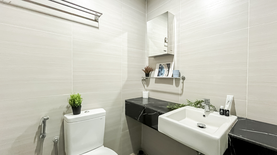 Bathroom 5, Industrial Modern Touch Studio at West Vista Apartment By Travelio, Jakarta Barat