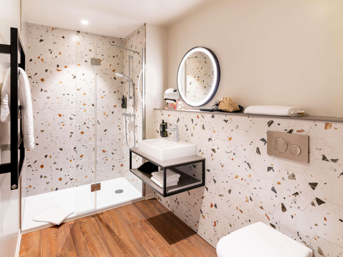 Bathroom 5, ibis Styles Strasbourg République, Bas-Rhin