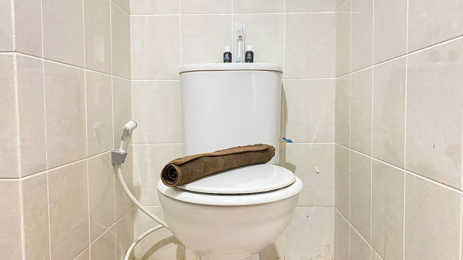 Bathroom 2, Elegant and Homey Studio at Urbantown Serpong Apartment, Tangerang Selatan
