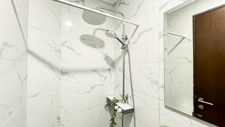 Bathroom 5, Modern Look Studio Apartment Pacific Garden Alam Sutera By Travelio, Tangerang