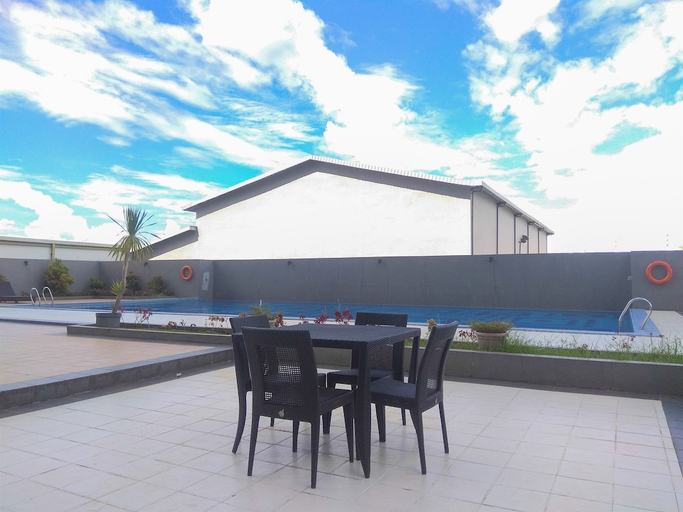 Outdoor Pool 5, Cozy Studio At Park View Condominium Apartment, Depok