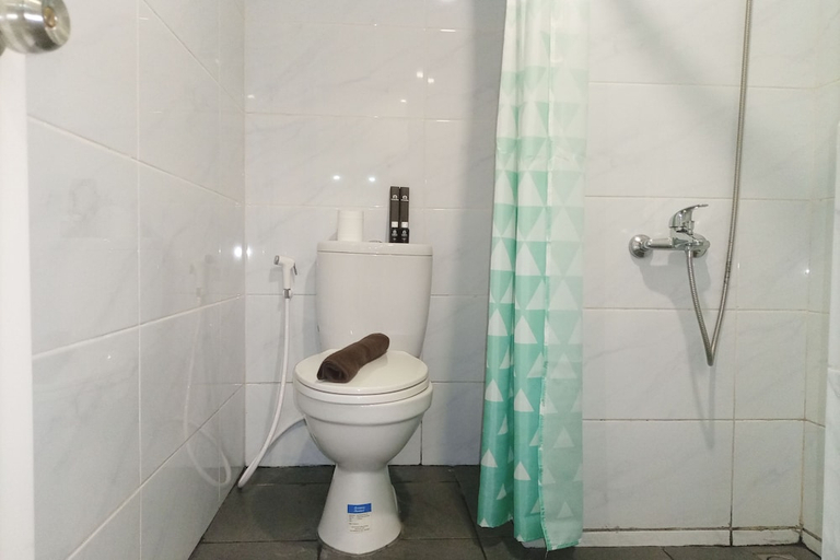 Bathroom 2, Relaxing Studio At 5Th Floor Altuz Seturan Yogyakarta Apartment, Sleman