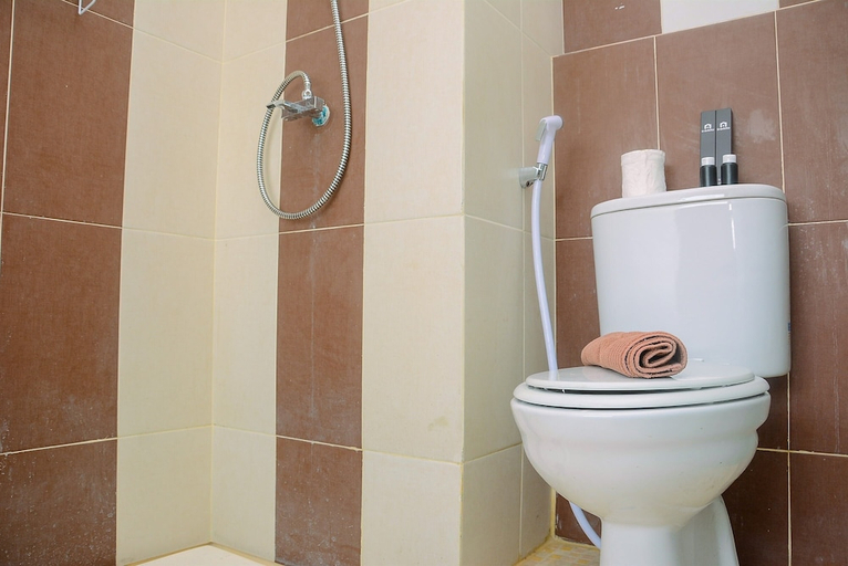 Bathroom, Cozy and Minimalist Studio Apartment at Saladdin Mansion, Depok