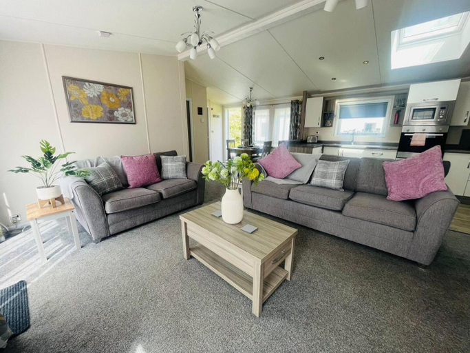 Others 3, Waterside Retreat With Hot Tub, East Riding of Yorkshire