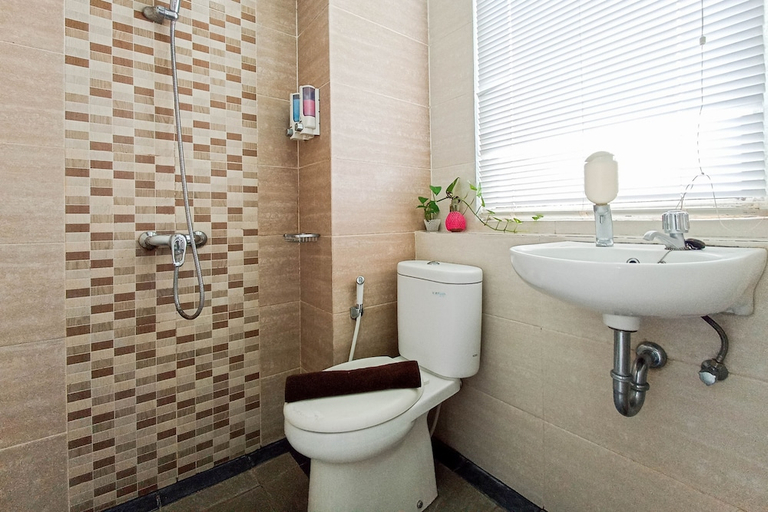 Bathroom 3, Classic Studio At Student Castle Yogyakarta Apartment, Sleman