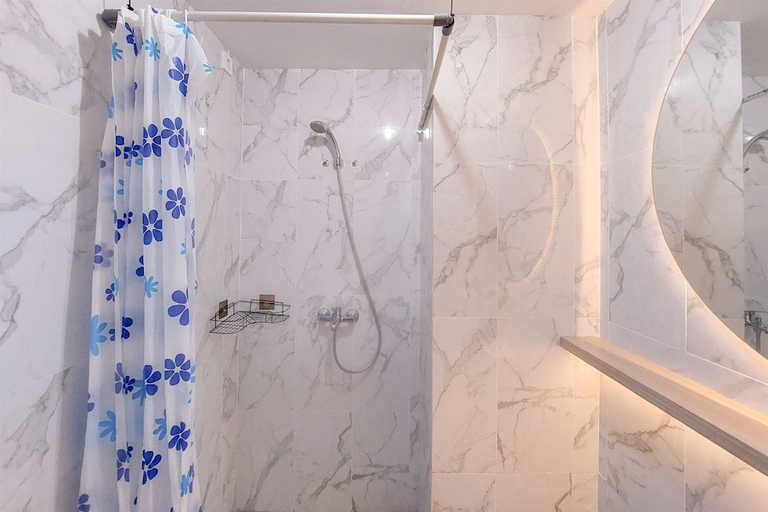 Bathroom 2, Homey And Comfort Stay Studio Apartment At Anwa Residence, South Tangerang