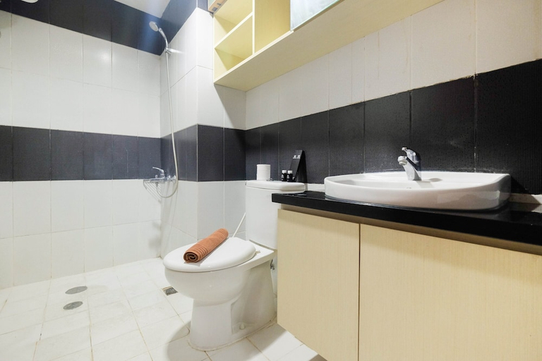 Bathroom 3, Luxurious and Comfy 2BR Cinere Bellevue Suites Apartment, Depok