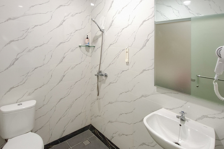 Bathroom 3, RedDoorz Plus Syariah @ Lotus Residence Padang, Padang