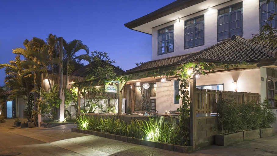Exterior & Views