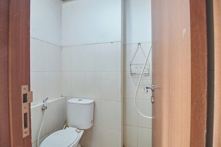 Bathroom 4, Apartment Green Lake View Ciputat by Celebrity Room, South Tangerang