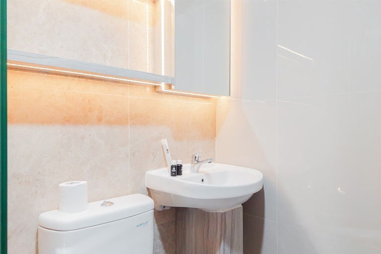 Bathroom 2, Good Place Studio At Transpark Bintaro Apartment, Tangerang Selatan