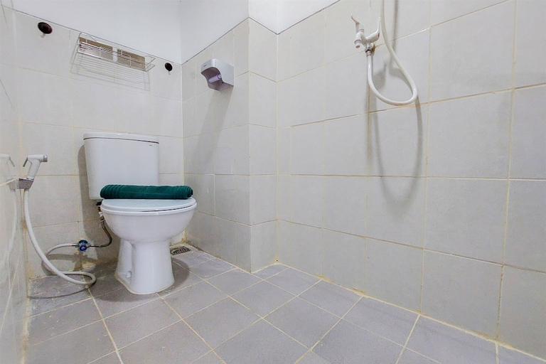 Bathroom, Fancy And Nice Studio At Urbantown Serpong Apartment, South Tangerang