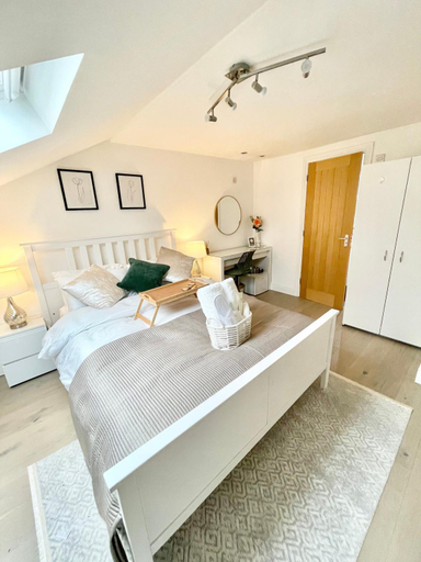 Others 4, Luxury en-suite double bedroom Stratford E15, London
