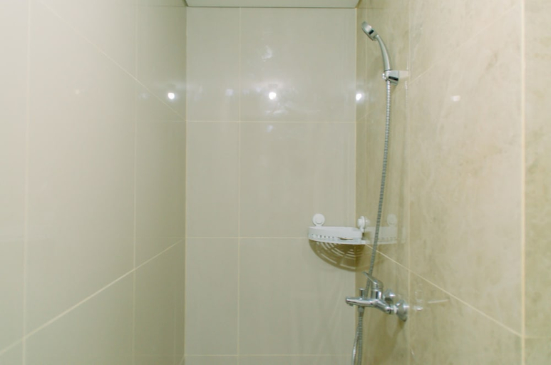 Bathroom 2, Elegant And Comfy 2Br Transpark Bintaro Apartment, South Tangerang