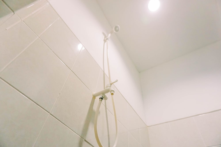 Bathroom 3, Warm And Simply Look Studio Room Urbantown Serpong Apartment, Tangerang Selatan