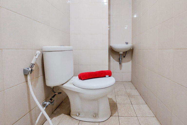 Bathroom, Comfort and Nice 2BR at Serpong Greenview Apartment, South Tangerang