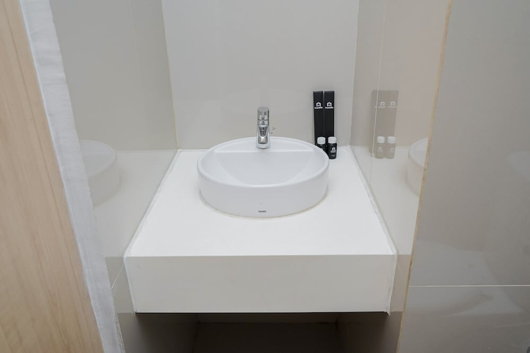 Bathroom 3, Nice And Elegant Studio At Tree Park City Apartment, South Tangerang